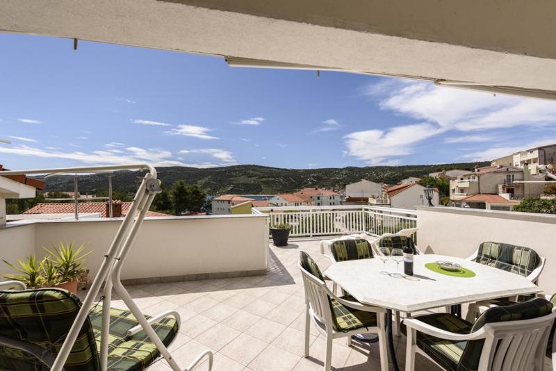 Apartments Luka - Trogir, Marina 150m from the beach - Ferienwohnung Marina