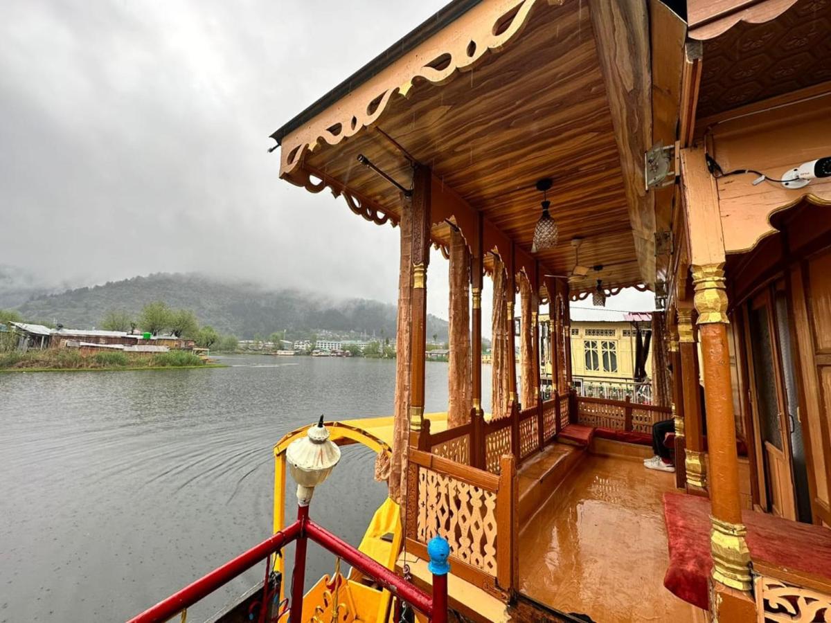 B&B Srinagar - Houseboat New Jahangir And Morning Car - Bed and Breakfast Srinagar