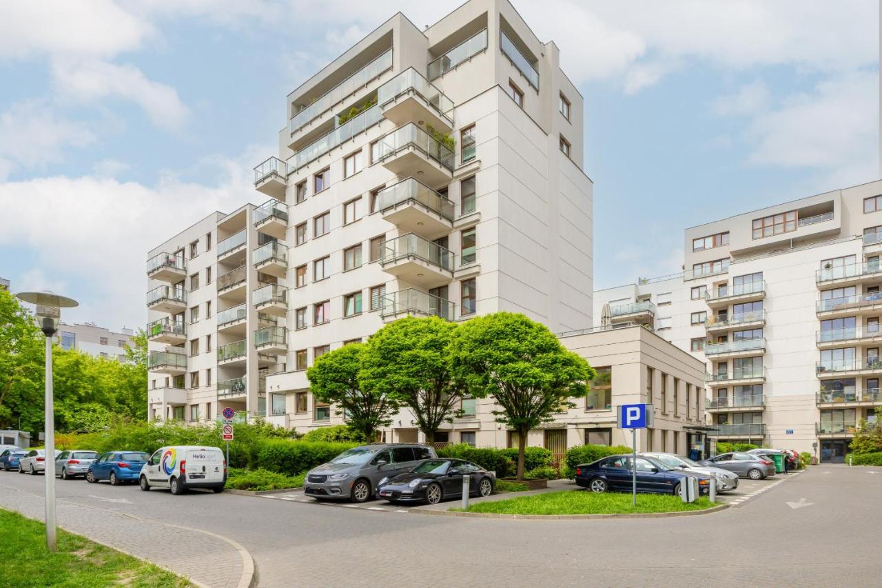 City Apartment with Parking near Metro Młociny by Noclegi Renters - B&B