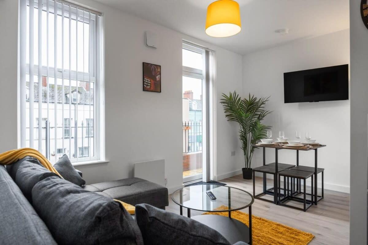 B&B Belfast - Smart 2 Bedroom Apartment in Belfast East Village - Bed and Breakfast Belfast