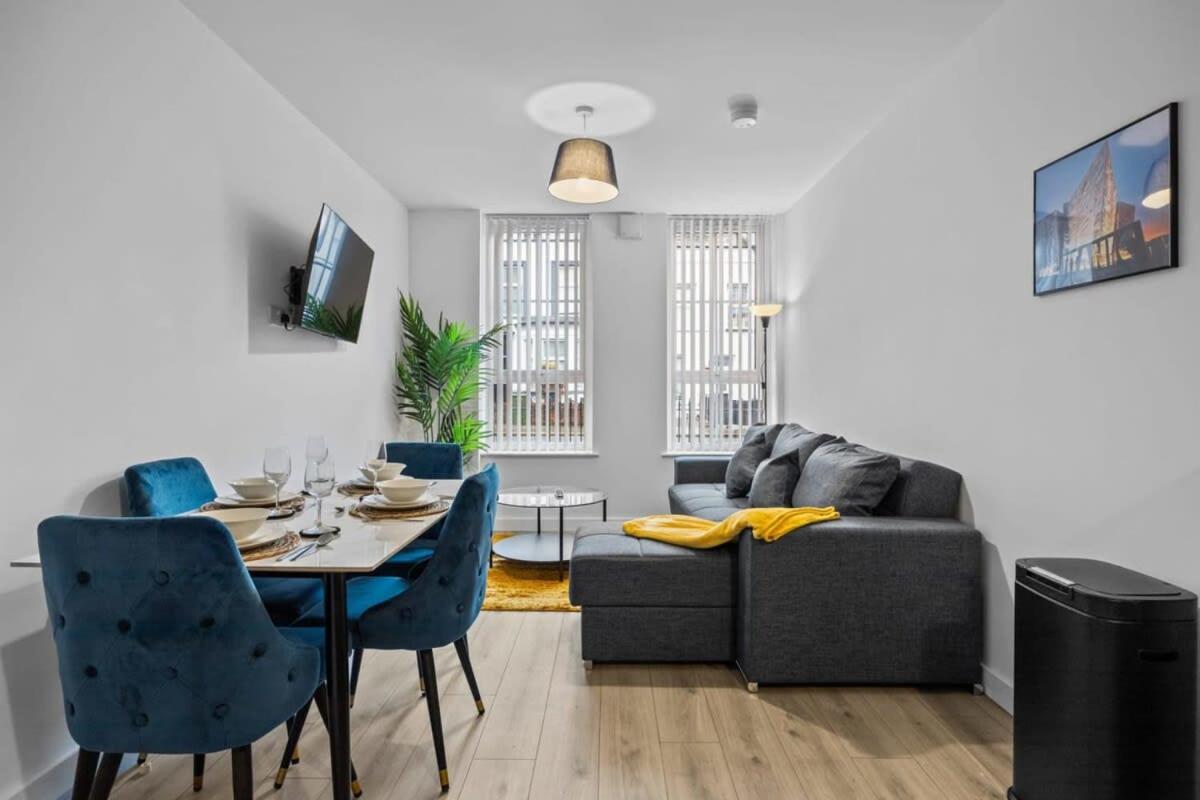 B&B Belfast - Modern 2 Bedroom Apartment in Belfast East Village - Bed and Breakfast Belfast