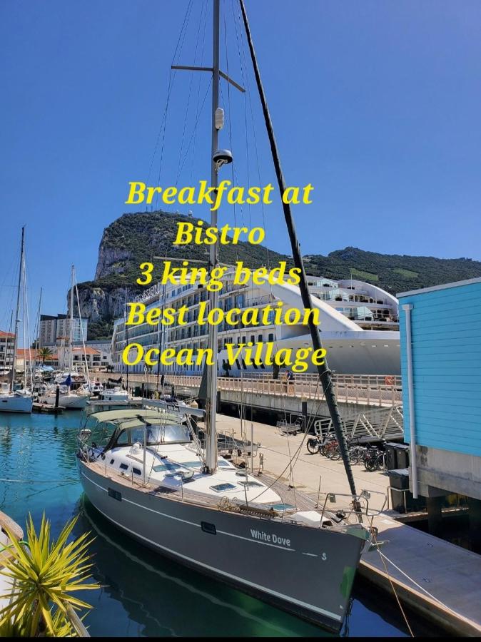 B&B Gibraltar - LUXURY YACHT STAY "White Dove" sleeps 6 - Bed and Breakfast Gibraltar
