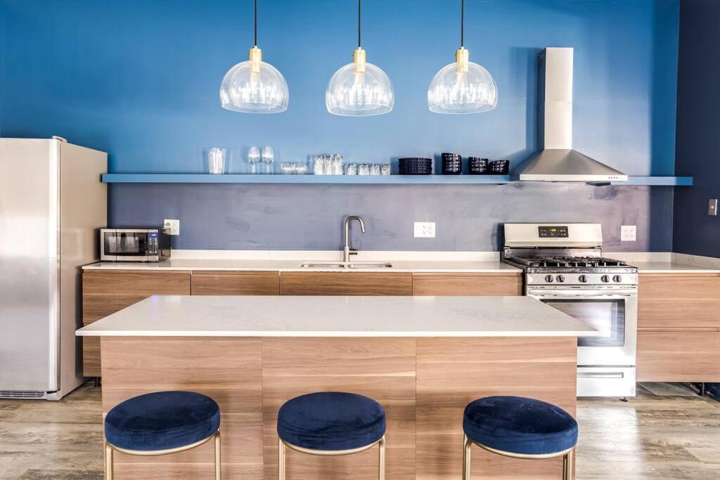Beautifully Remodeled Second Floor Flat in River North with Private Rooftop - 2S - B&B