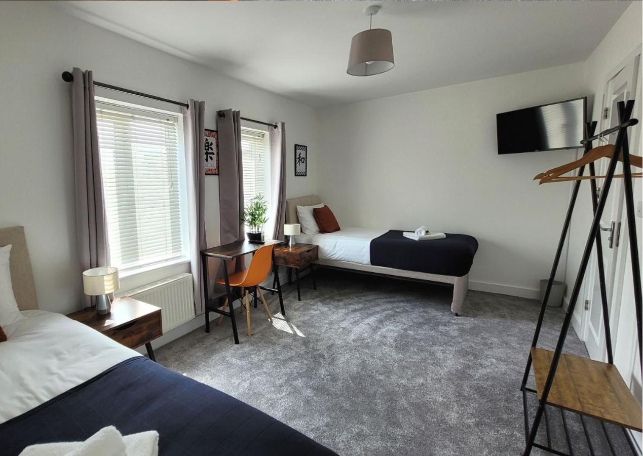 B&B Peterborough - 4 Bedroom House By Your Lettings Short Lets & Serviced Accommodation Peterborough With Free WiFi,Netflix and more - Bed and Breakfast Peterborough