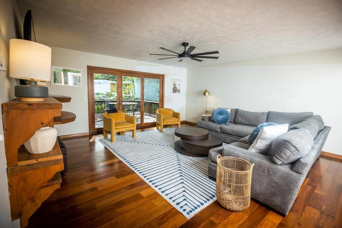 The Eureka House Hot Tub Sleeps 16 - B&B