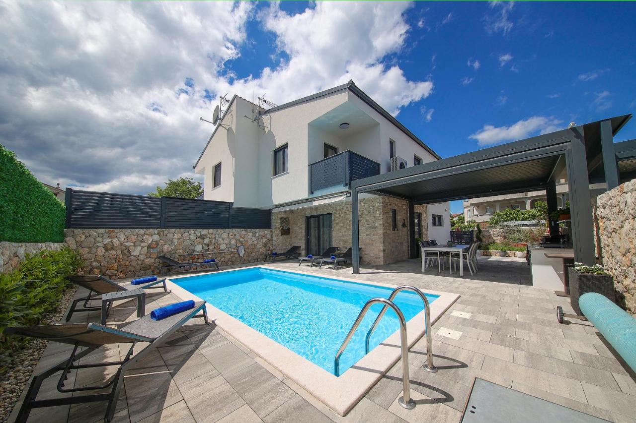 Holiday house ZOROO with private pool - B&B