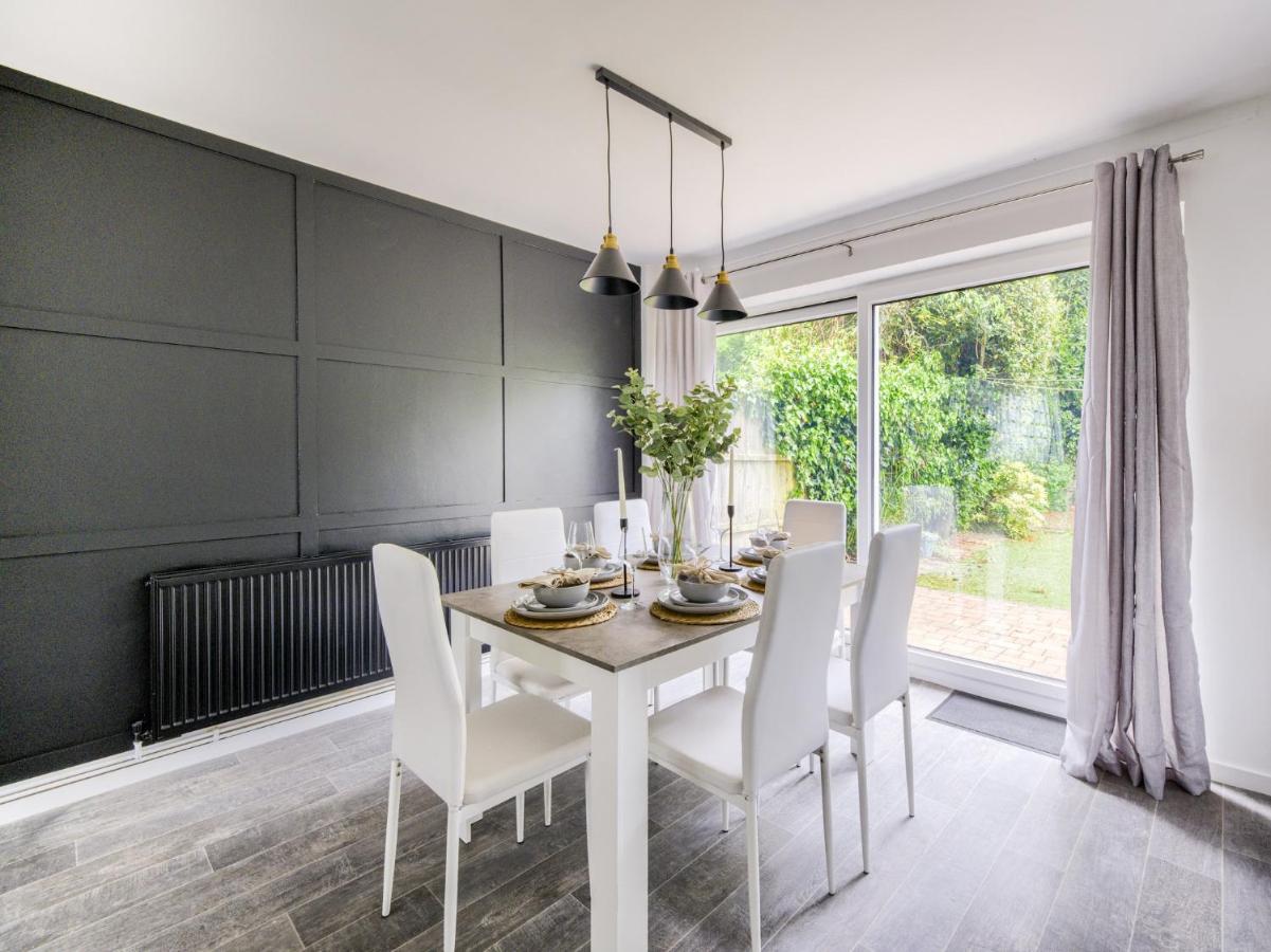 Large Solihull House Contractors NEC Airport HS2 - Bed and Breakfast