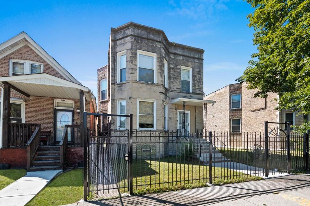 B&B Chicago - Newly rehabbed Greystone with 2 private apartments, backyard, garage, laundry, close to expressway - Bed and Breakfast Chicago