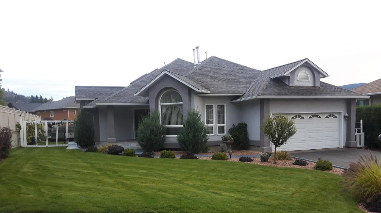 Comfy KING Bed, Large private Basement Suite, Smart TV in Penticton- city of PEACHES AND BEACHES - Bed and Breakfast