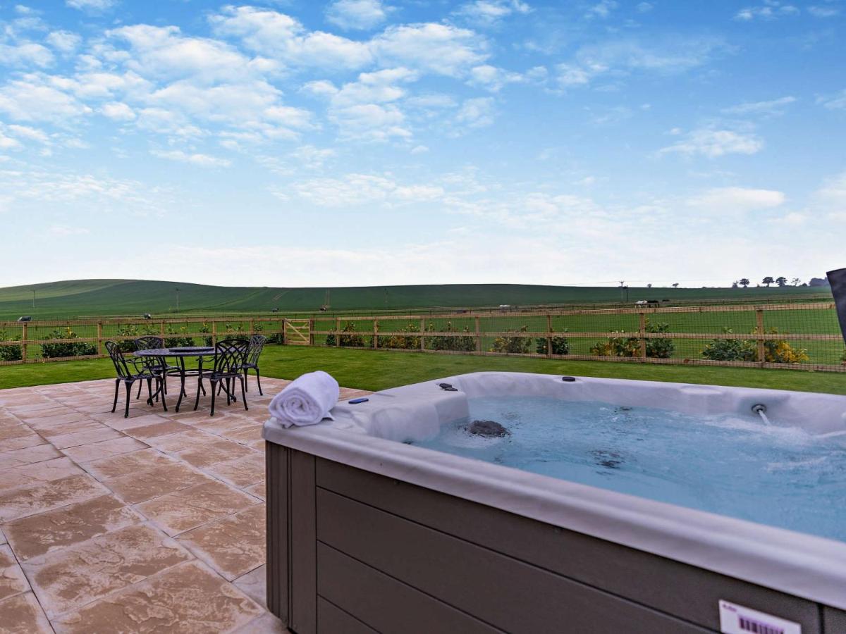 2 Bed in St Andrews 94606 - B&B