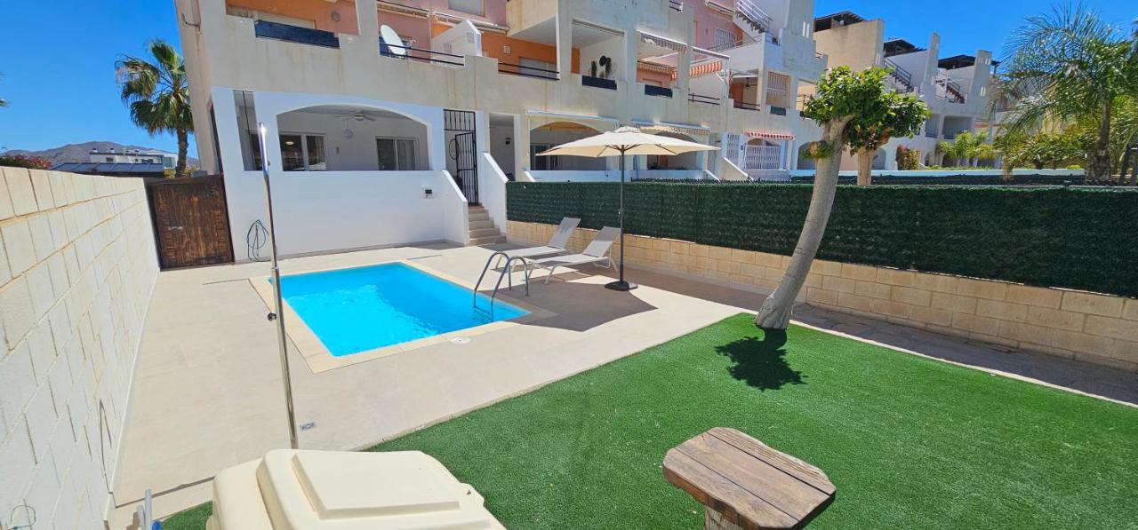 Homes of Spain, Apartamentos Paraíso Vera Playa, Fatu Hiva, Bajo A con piscina privada en jardín privado, PRIMERA LINEA de PLAYA, WIFI - B&B Vera