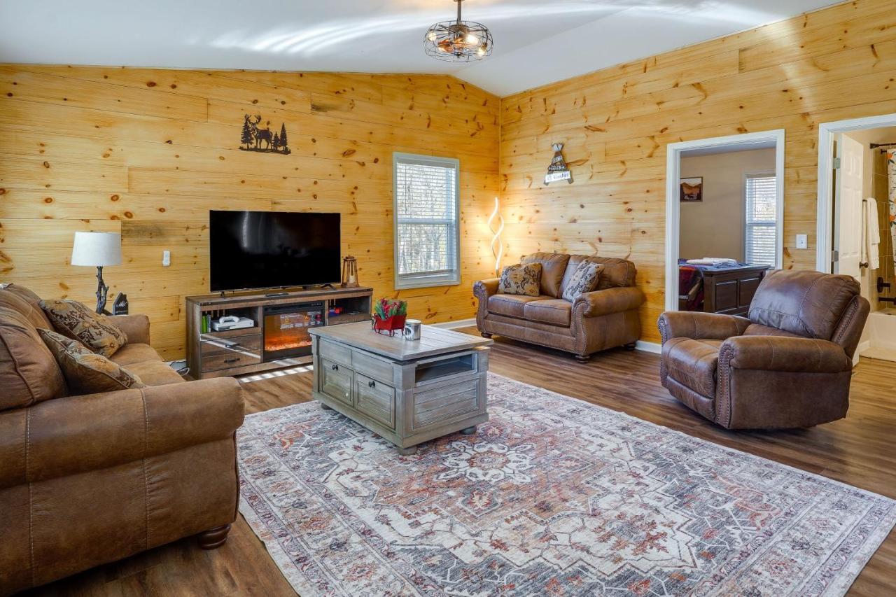 Serene Logan Retreat w/ Hot Tub & Stargazing Dome - Chambres d'hôtes Logan