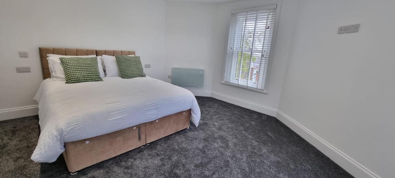 Deluxe One-Bedroom Apartment