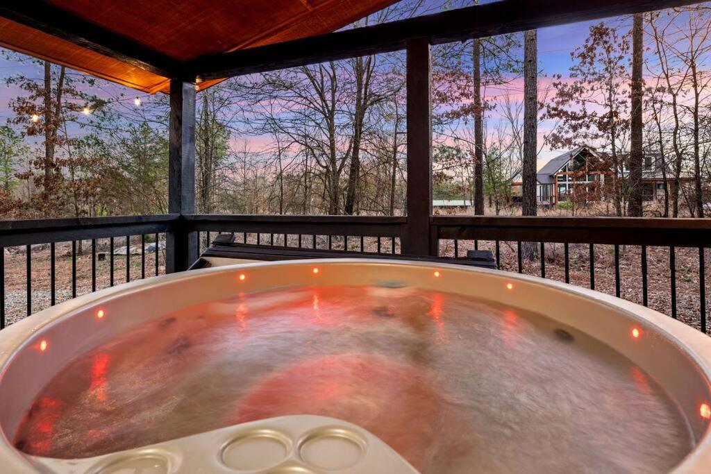 Just Unwind - King Suite, Hot Tub, Fire Pit, Decks - B&B