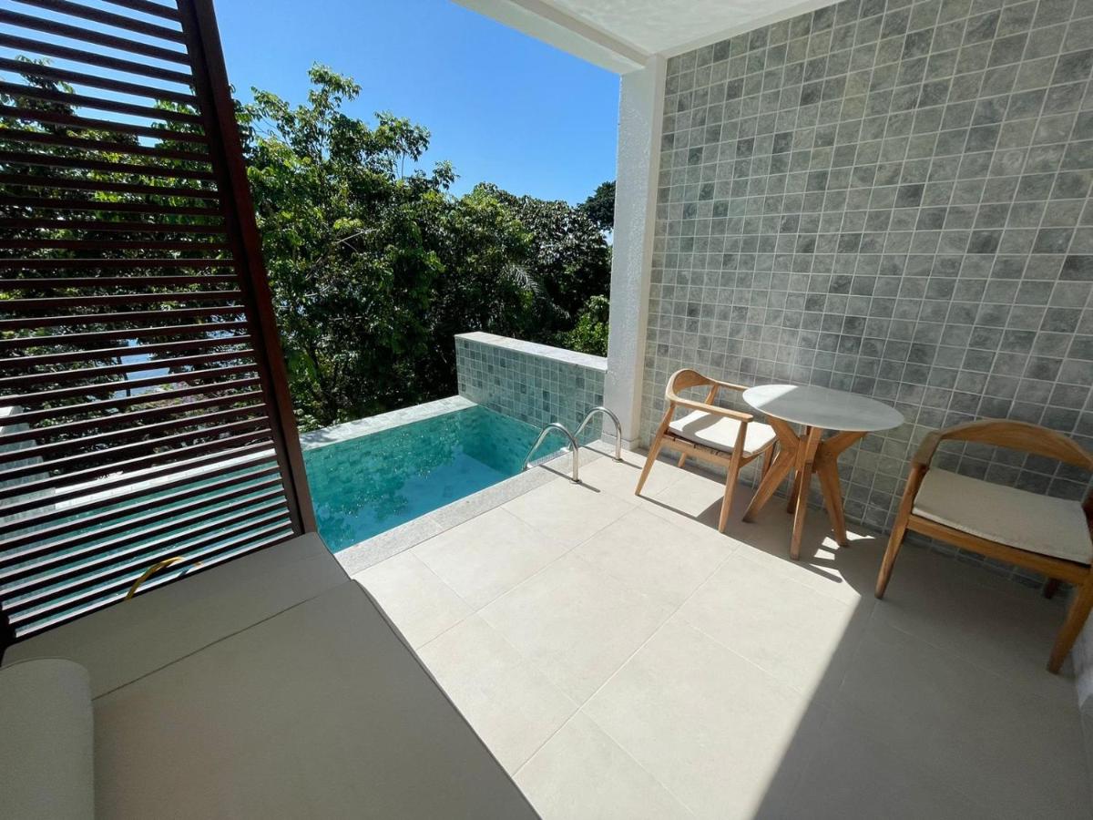 Deluxe One-Bedroom Apartment