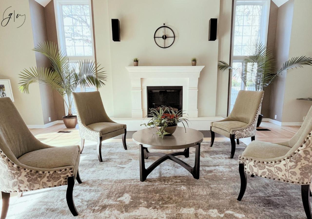 Cozy Villa 3 mins to Mohegan- Fully Stocked with King Bed & Fireplace- Jacuzzi, Saltwater Pools, Sauna - B&B