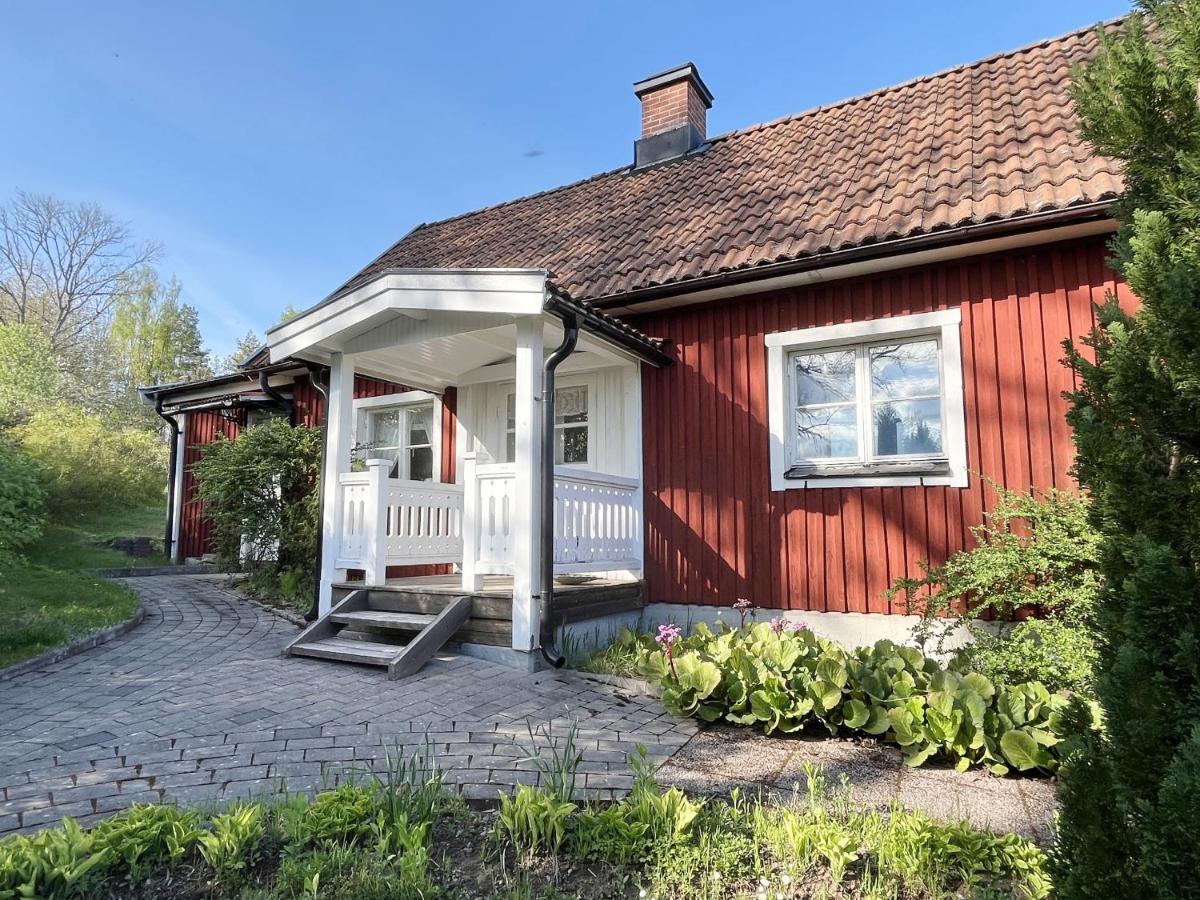 B&B Alsterbro - Red cottage with a nice view of the landscape, at Aboda Klint - Bed and Breakfast Alsterbro