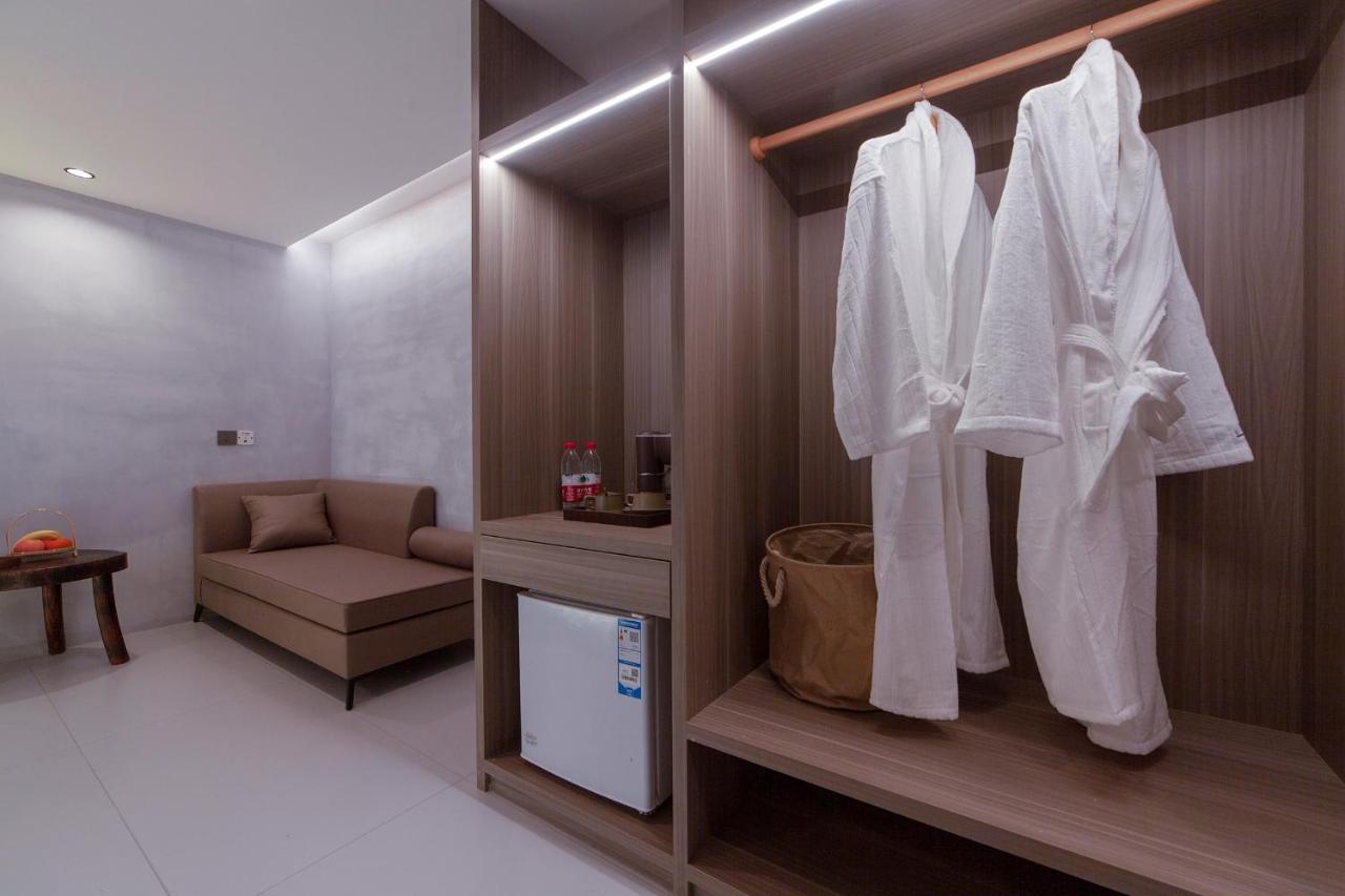 Bathtub King Room