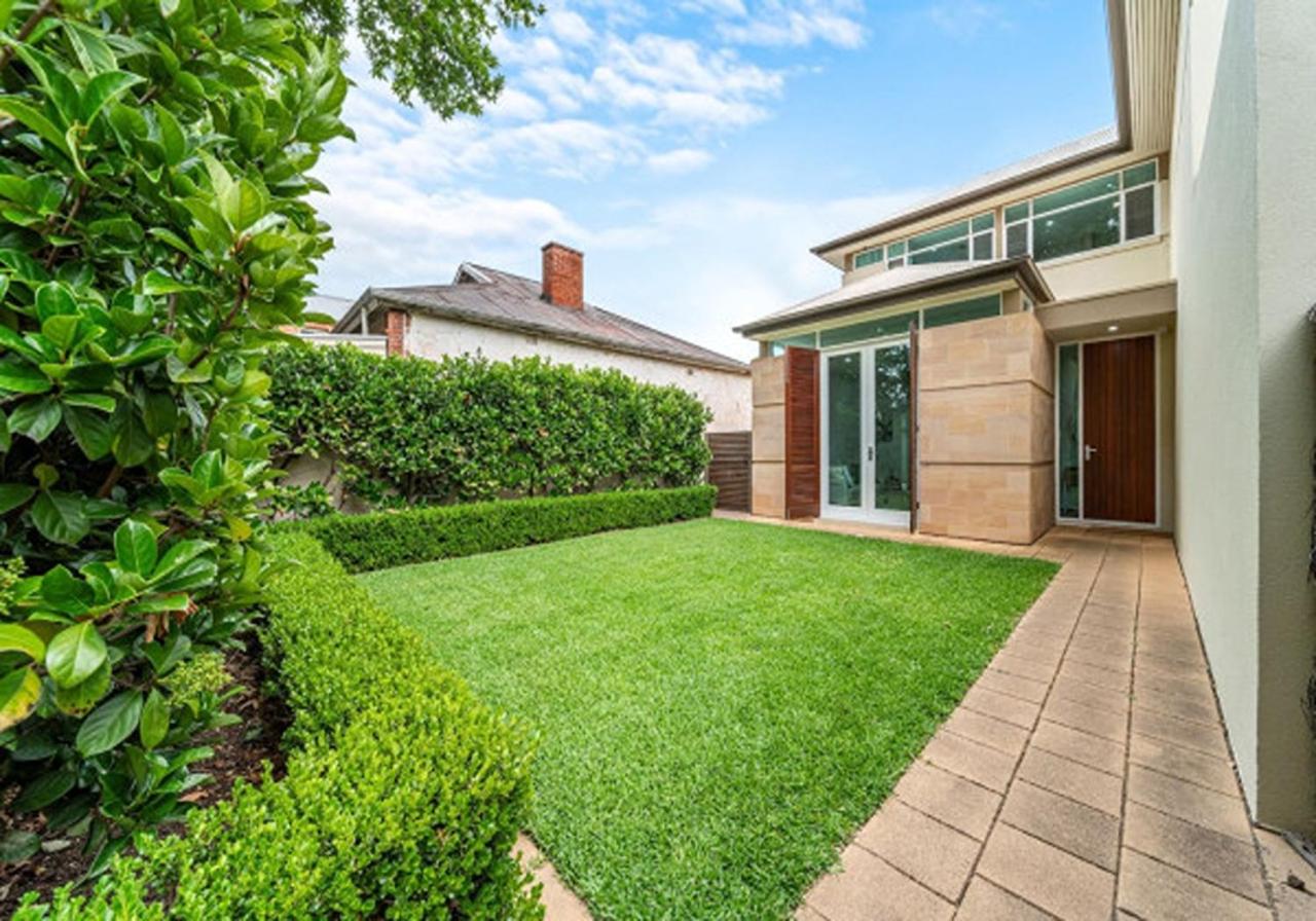Stylish Home, Family - Walk to Pub,Cafes, 1KM CBD! - B&B