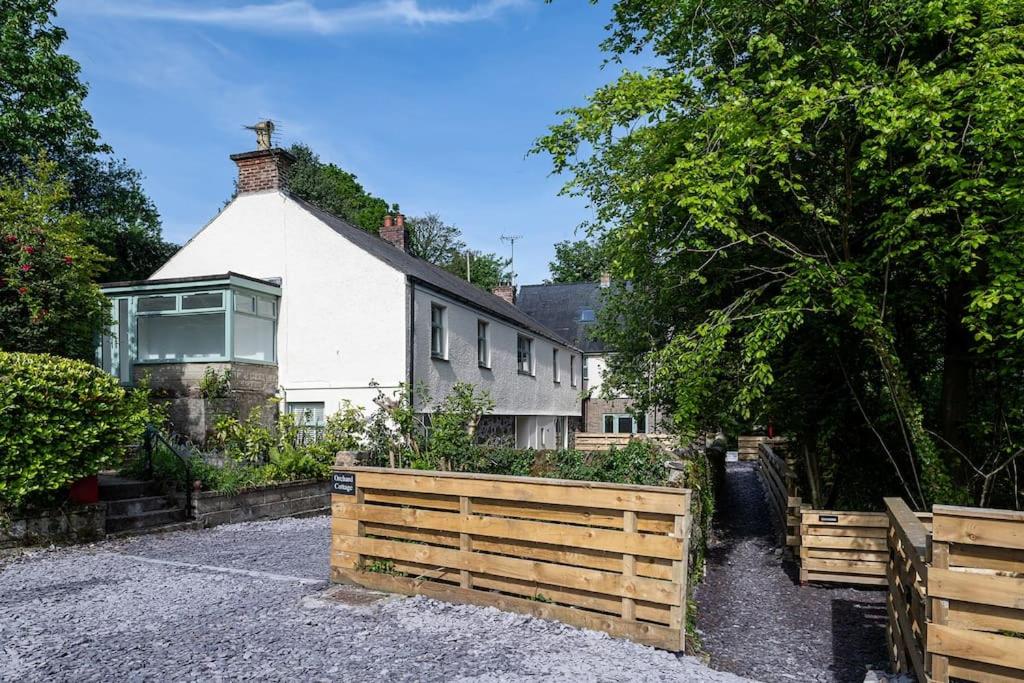 Orchard Cottage and Hot Tubs - 15mins To Snowdon - B&B