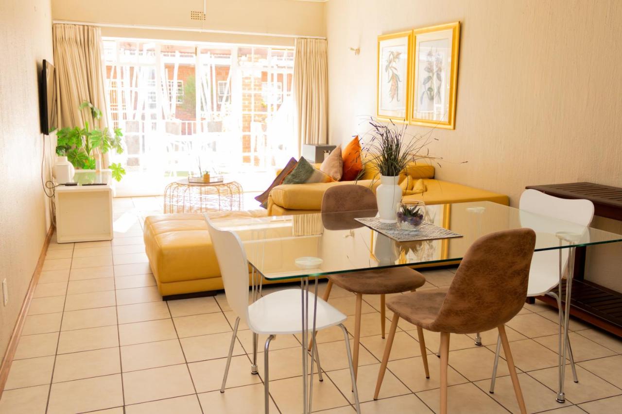 B&B Johannesburg - Lovely Spacious Two bedroom apartment - Bed and Breakfast Johannesburg