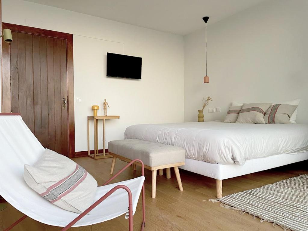 Zimmer mit Kingsize-Bett und Meerblick