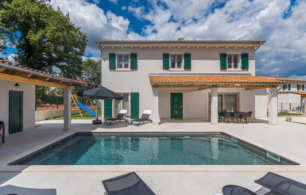 Villa Macan with Private Pool, Sauna & Garden - B&B Rojnići