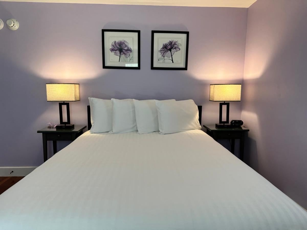 Zimmer mit Queensize-Bett und Balkon