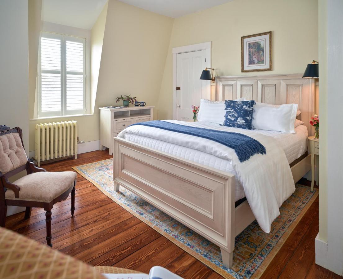 Standard Queen Room