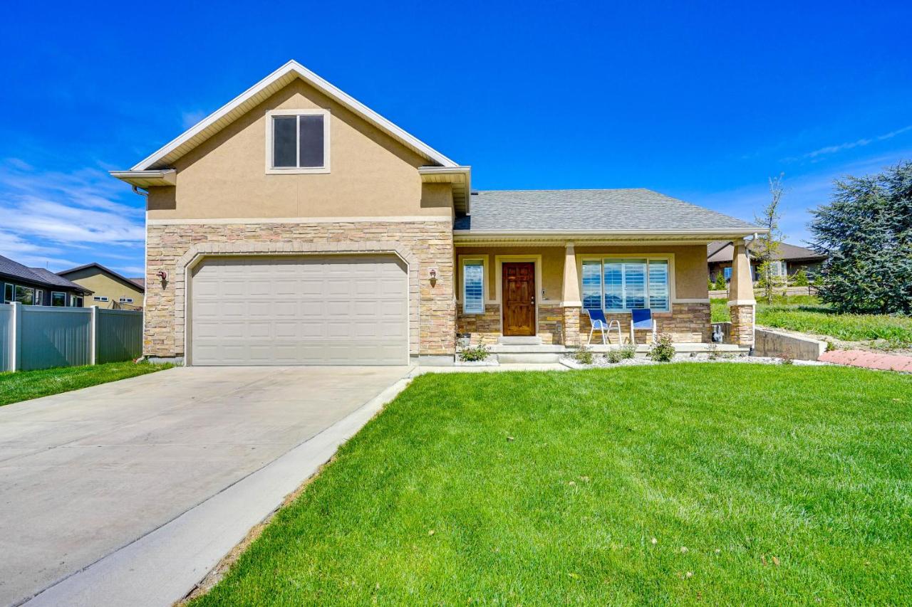 Hike, Golf and Ski Family Home in South Jordan - B&B