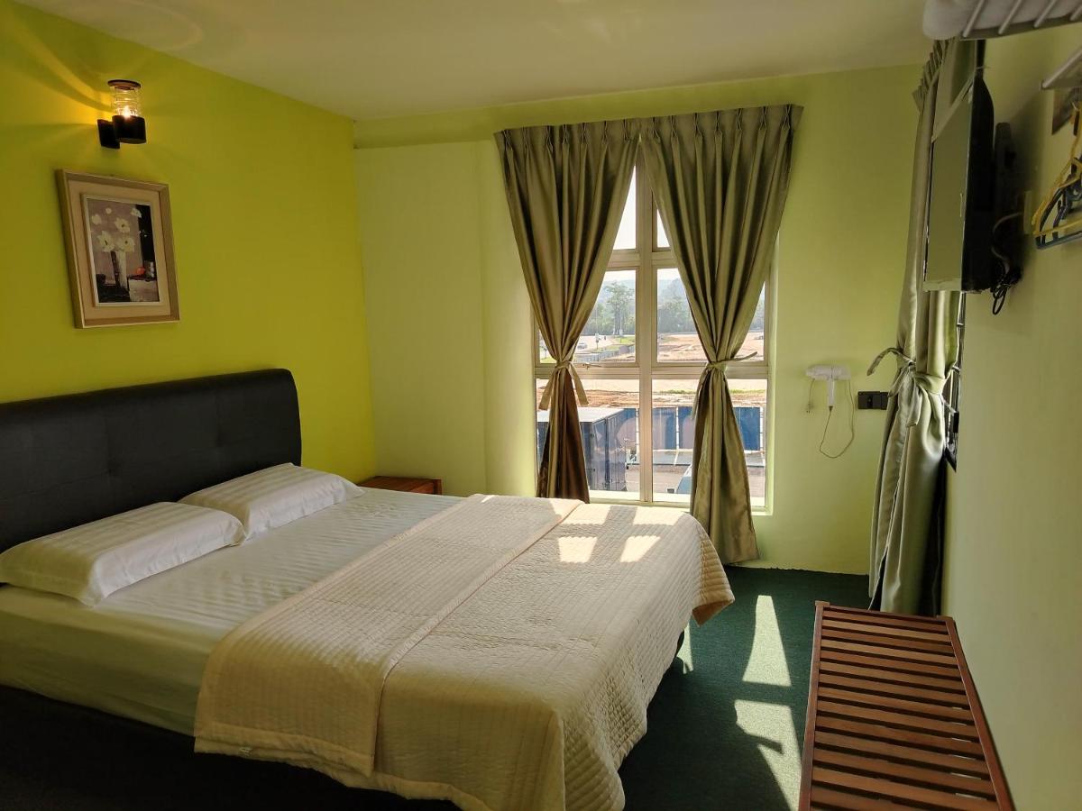 Standard Queen Room