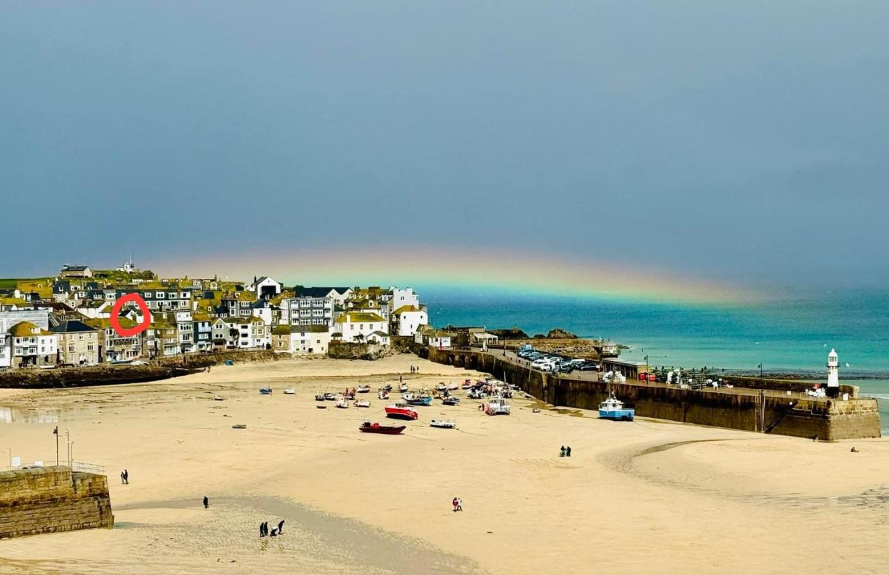 B&B St Ives - AMAZING LOCATION - "SMUGGLERS HIDE" & "SMUGGLERS CABIN" - a 2 BEDROOM FISHERMANS COTTAGE with HARBOUR VIEW and also a private entrance 1 BED STUDIO - 10 Metres To Sea Front - BOOK BOTH for ENTIRE 3 BEDROOM COTTAGE - 2023 GLOBAL REFURBISHMENT AWARD WINNER - Bed and Breakfast St Ives
