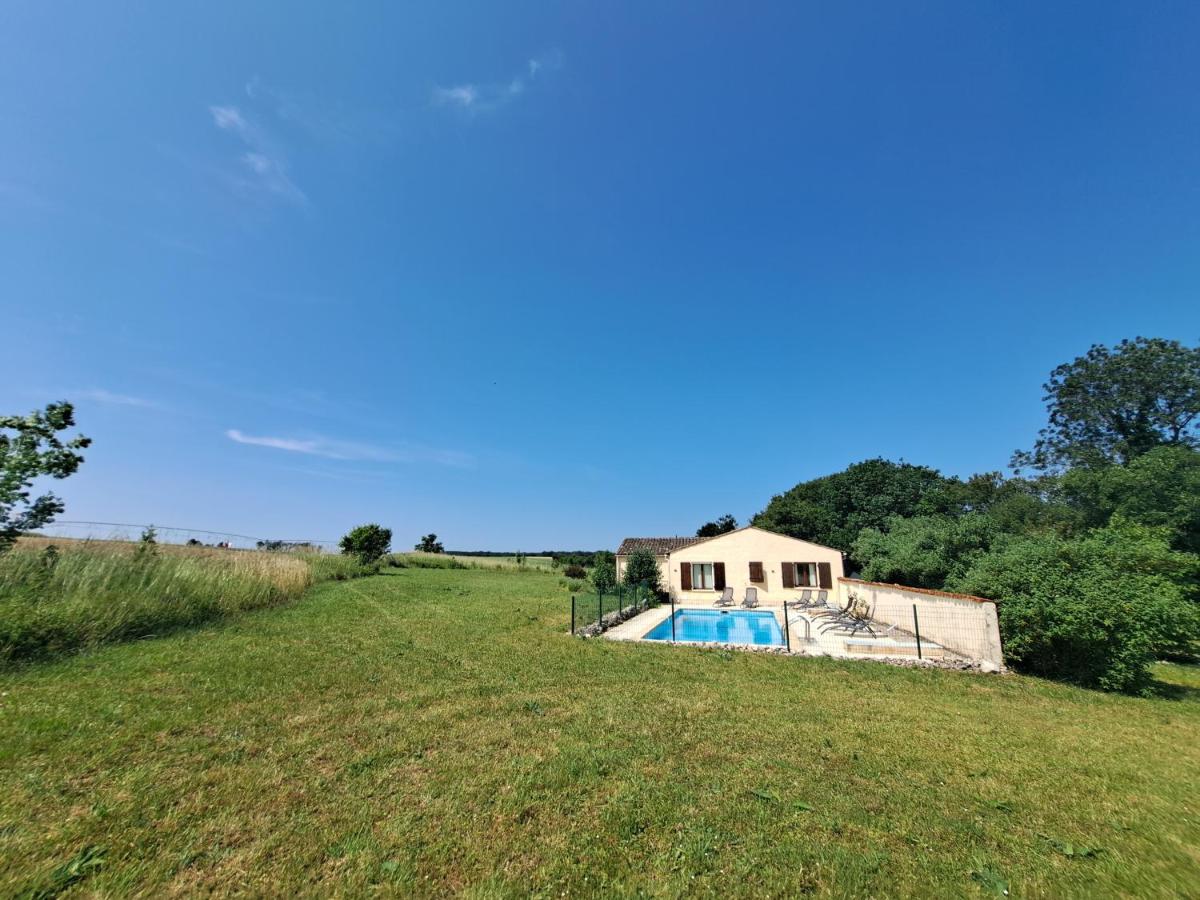 Private Villa with pool France - Villa Hirondelles - B&B Saint-Pierre-de-Juillers
