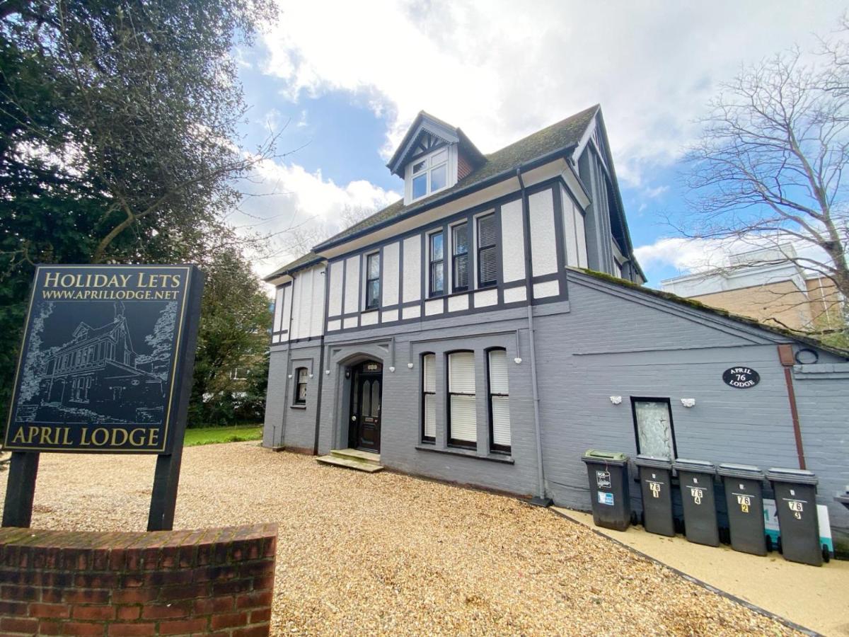 The Chine Stylish Studio Near Beach Free Parking Sleeps Max 4 Pet Friendly fees apply - Chambres d'hôtes Bournemouth
