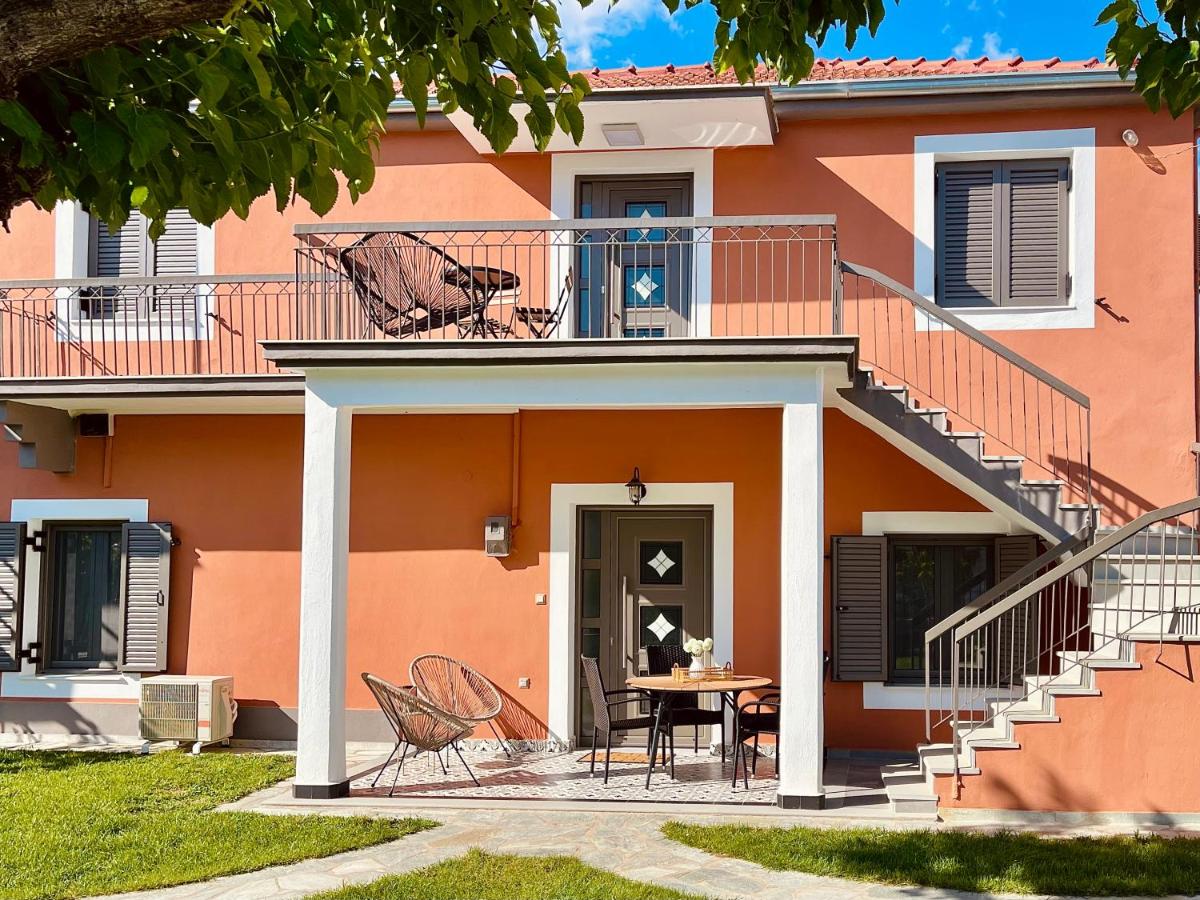 Casa Delicosta- 2 Flat Country house with garden, 15 min from Trikala - B&B Tríkala