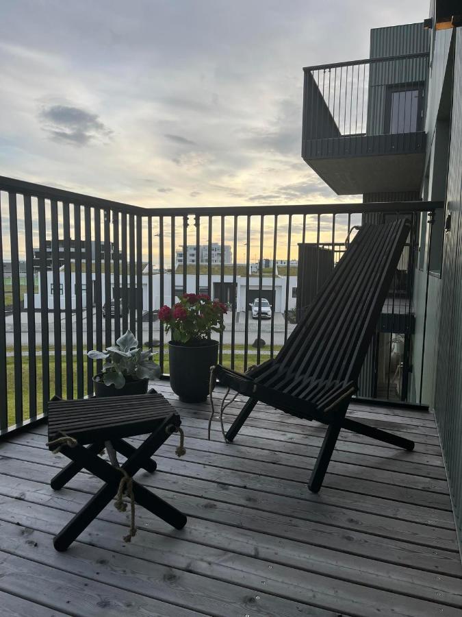 Suburbs of Reykjavík, new beautiful apartment, next door to nature - Bed and Breakfast