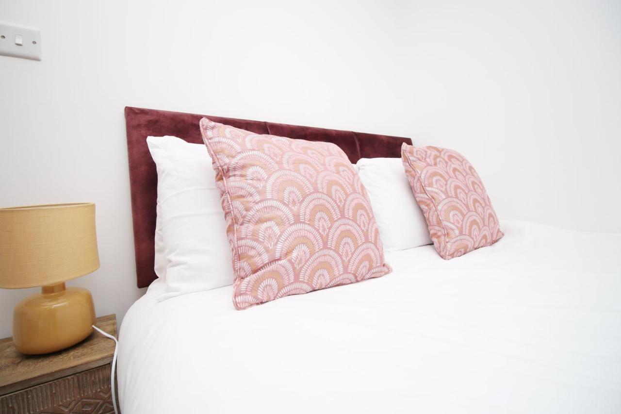 2Bedroom Home- Free Parking, Wi-Fi & Patio- Available for Long or Short term - Chambres d’hôtes Bristol