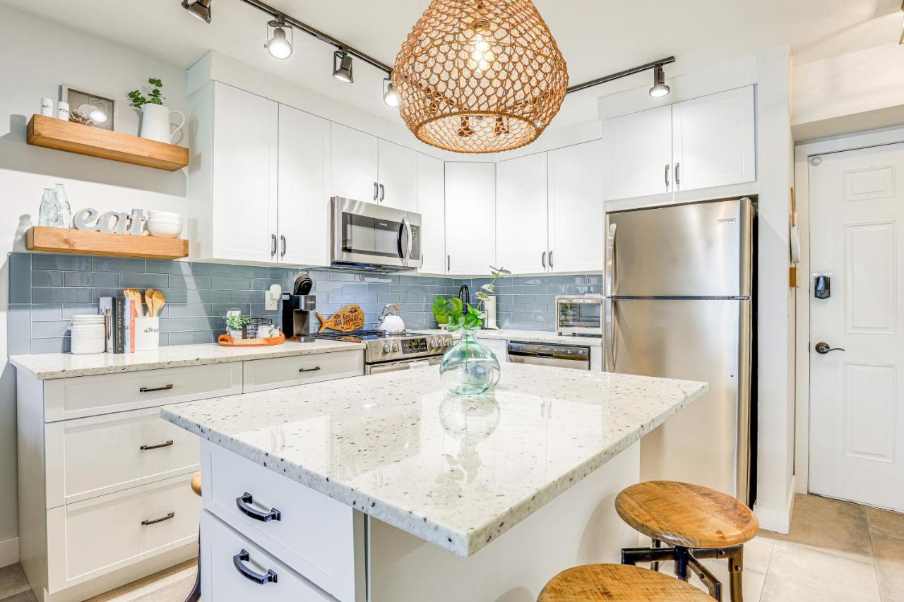 Fort Pierce Condo with Screened Porch Walk to Beach - Chambres d’hôtes