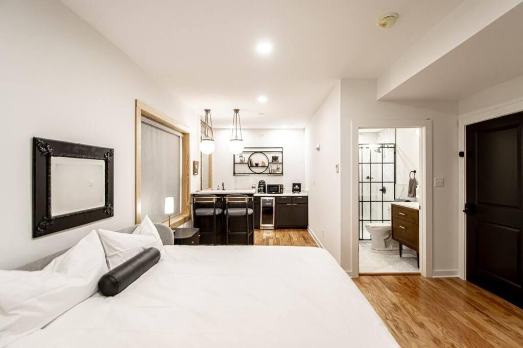 Historic DTWN Studio, Walk to Bathhouses, Shops, Room # 103 - B&B