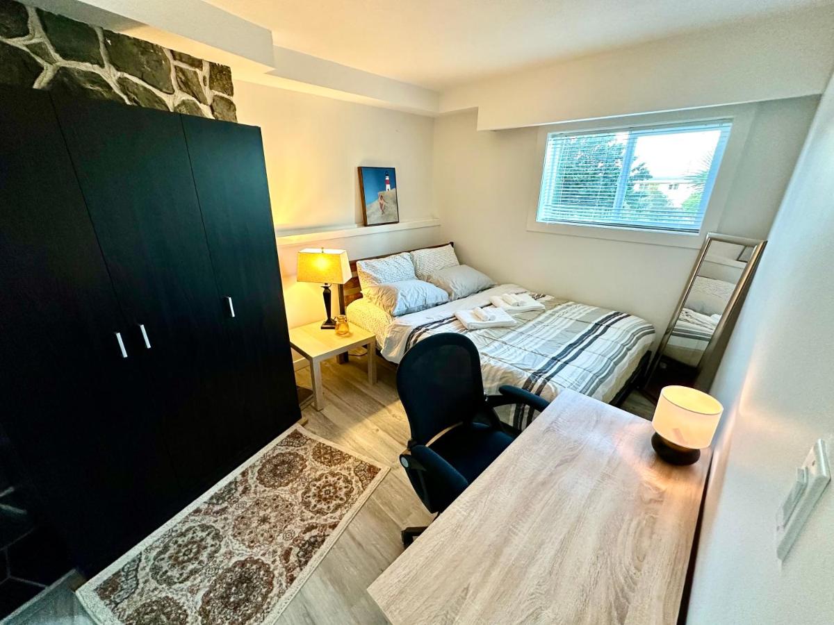 Cozy & Bright Home With Parking - Chambres d’hôtes Victoria