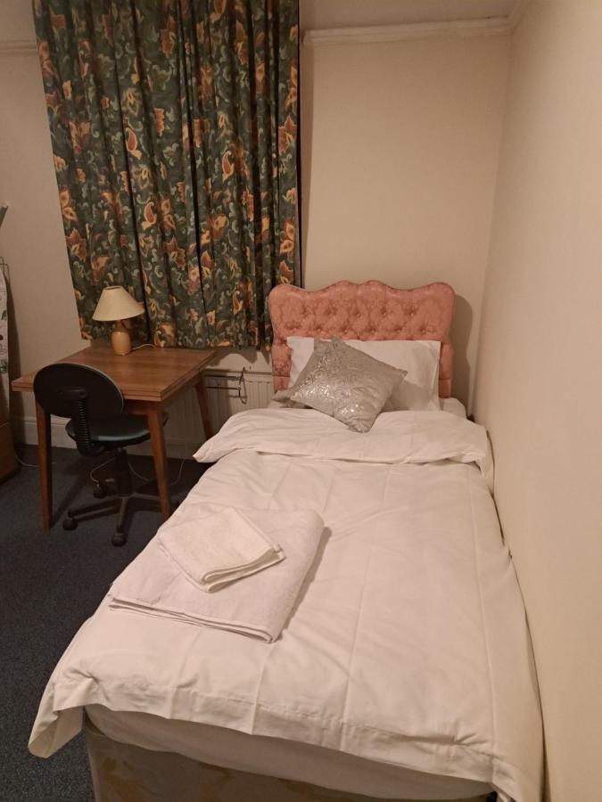 Single Room- London Seven Kings Train Station - B&B