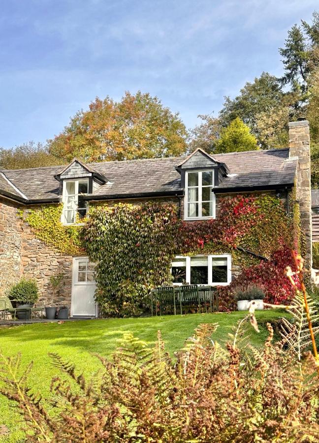 B&B Welshpool - River Cottage, a luxurious and cosy riverside cottage for two - Bed and Breakfast Welshpool