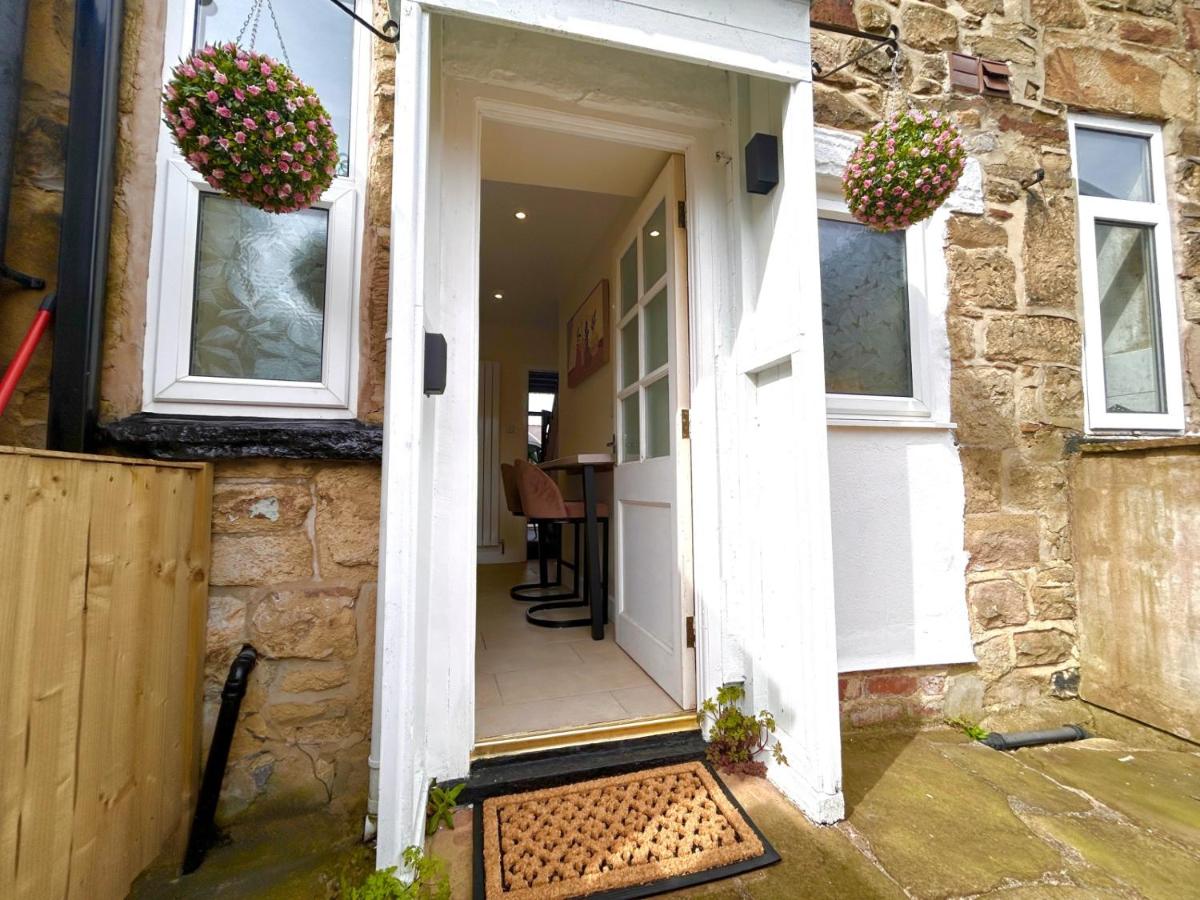 Central Buxton - Modern Cottage - Peak District - Bed and Breakfast