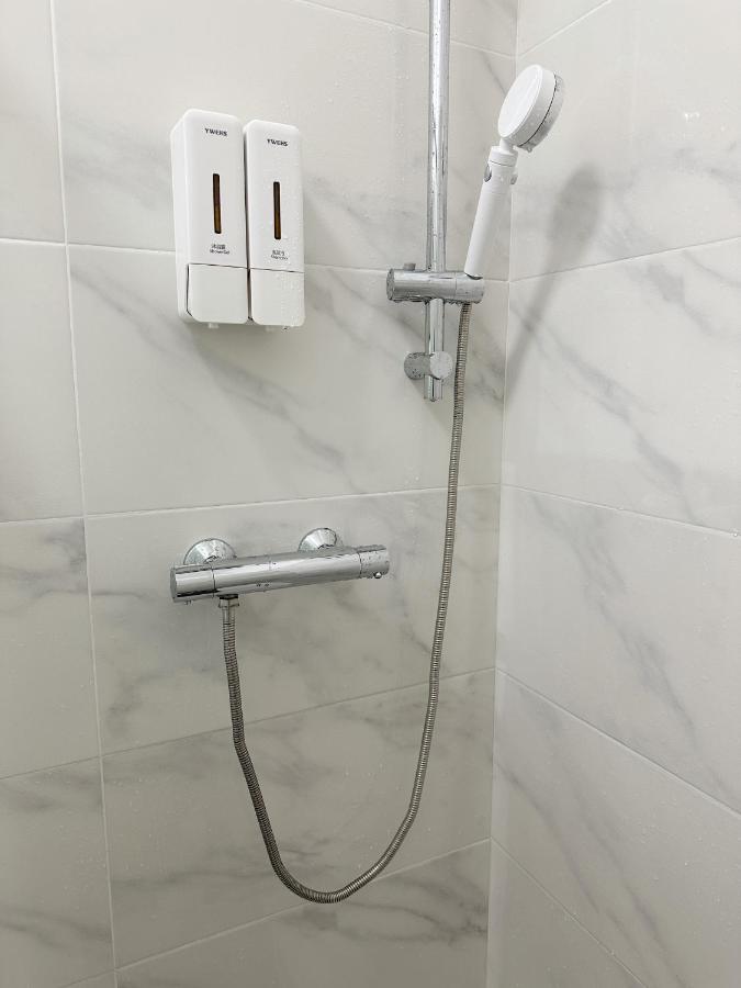 Chambre Simple avec Toilettes et Douche Communes