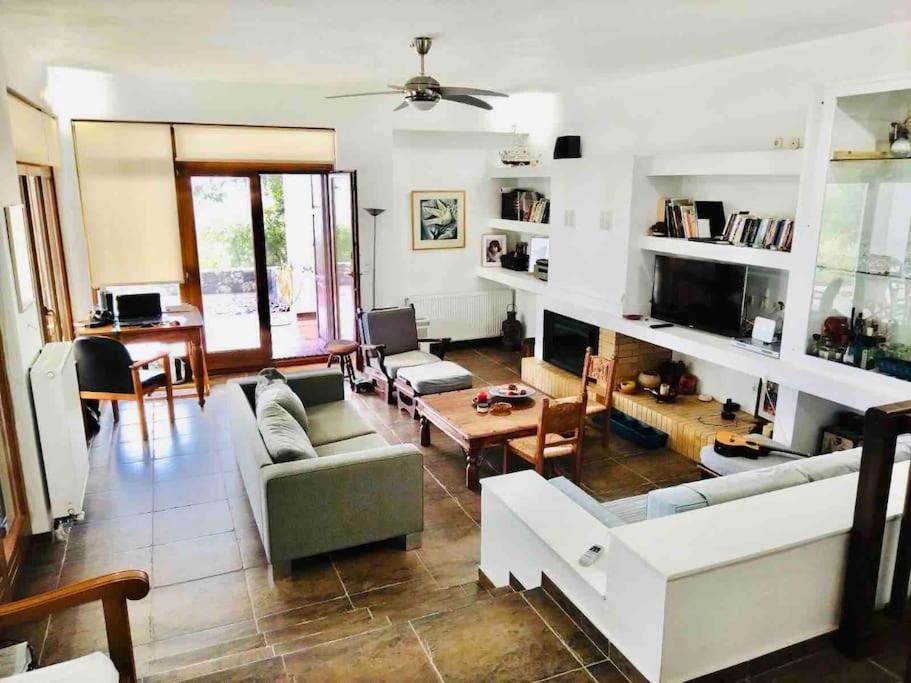 Villa Amadeus Secluded oasis hosting up to 12 - Chambres d’hôtes Kyparission