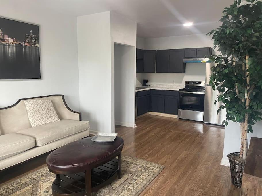 Casa Carmel 2BR Apartment - Near Downtown Detroit & Ferndale - B&B