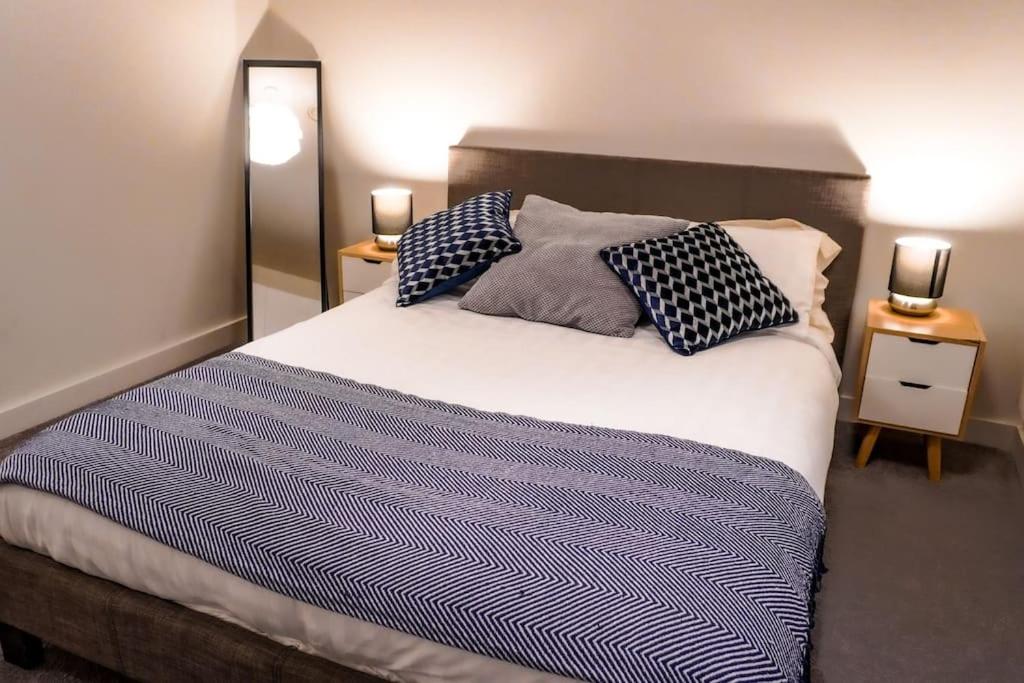 Manchester City view two BR stay sleeps 5 guests - B&B