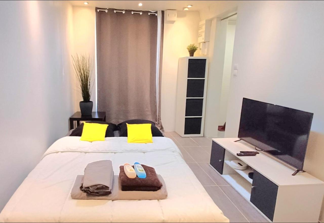 studio aéroport d' Orly, location de parking, en 5 mn en voiture ou à 2 stations en bus 191-100 ou taxis 12-13 euros, à 2 min à pied des magasins et restaurants proche Paris et de la gare C et D possibilité de venir très tard et partir très tôt - B&B