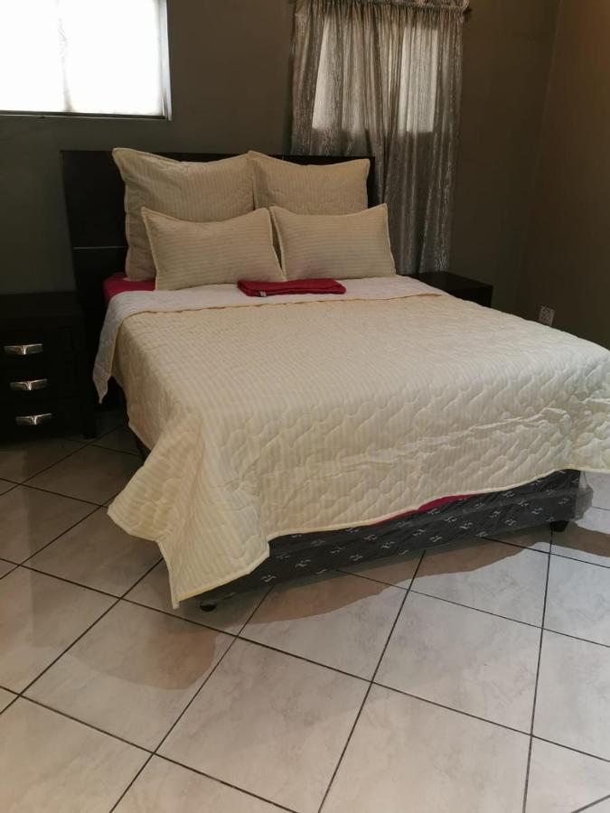 B&B Pretoria - Ebony Lounge Hotel and Event Center - Bed and Breakfast Pretoria