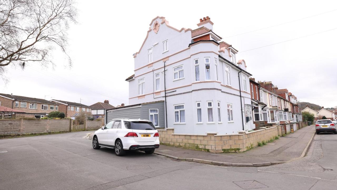 Flat 2 - 24 Cliff Road - B&B